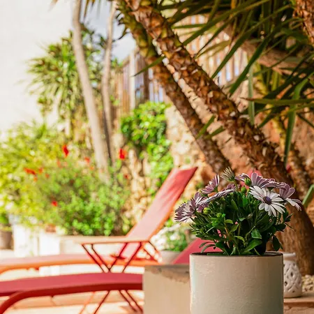 Maison Dix Bed and Breakfast 4*