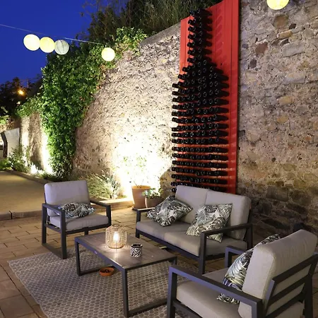 Maison Dix Bed and Breakfast
