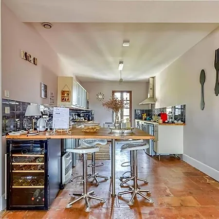 Maison Dix Bed and Breakfast 4*