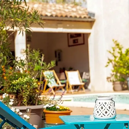 Maison Dix Bed and Breakfast 4*